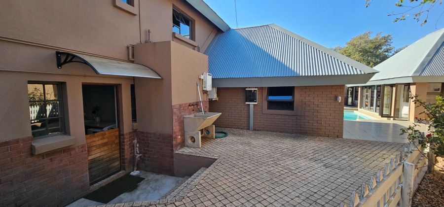 6 Bedroom Property for Sale in Hartbeesfontein North West